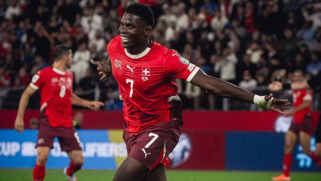 Breel Embolo festeja uno de sus goles para Suiza. foto: @uefa.