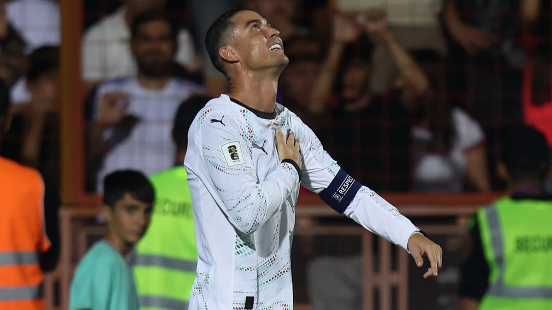 Cristiano agradece al cielo su segundo tanto y la victoria de Portugal por Eliminatorias. foto: @uefa