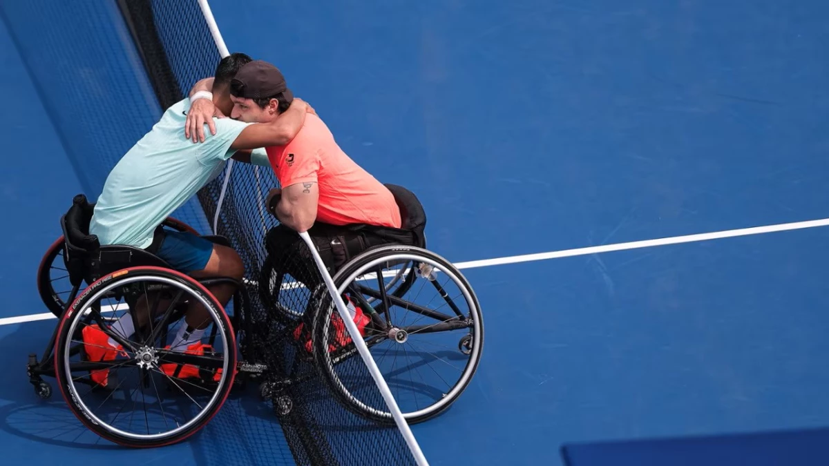 Lo Lobito Fernández se saluda con su rival tras el partido (Foto: US Open).