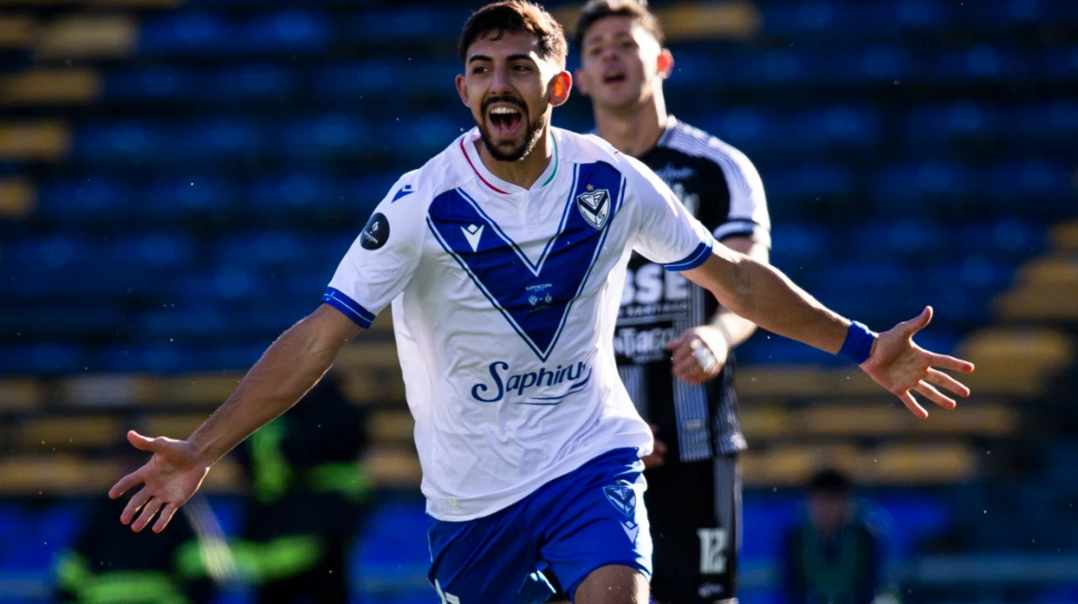 El defensor hizo la diferencia con dos cabezazos (Foto: X@Velez).