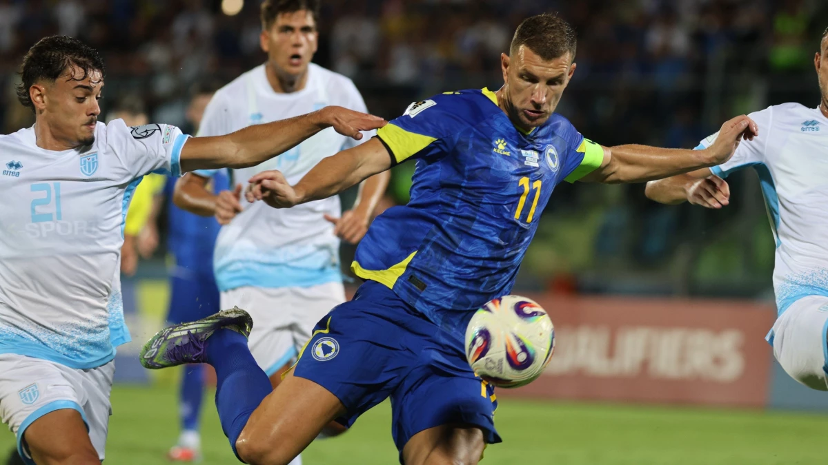 El veterano Edin Dzeko apunta en uno de sus goles ante San Marino. foto: @uefa &nbsp;