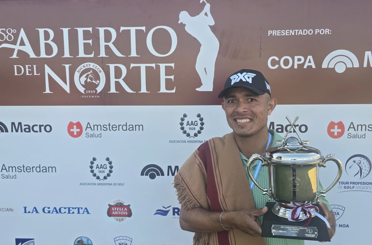 Foto: Prensa Abierto del Norte. El tucumano Augusto Núñez festejó la obtención del título en la edición 58 del Abierto del Norte de golf, que se jugó en el Jockey Club de Tucumán.&nbsp;