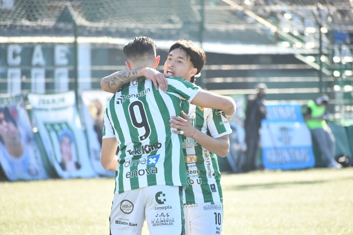 Foto:@ExcursioOficial. Juan Pablo Zárate (9) e Ian Vera (10) festejan en un Excursionistas que batió a Deportivo Merlo por 3-1