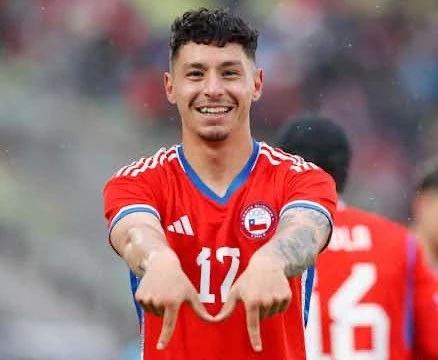 Foto:@LaRoja. El volante del seleccionado chileno, César Pérez, se rompió los ligamentos y será una dura baja para Defensa y Justicia