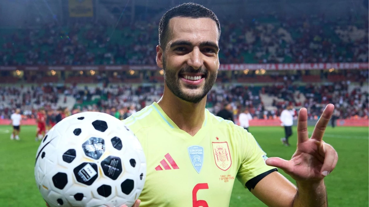 Merino se llevó la pelota al marcar los 3 goles en la victoria de España.