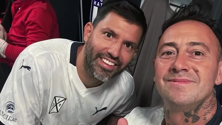 El Kun junto al Toti Ríos en el vestuario.