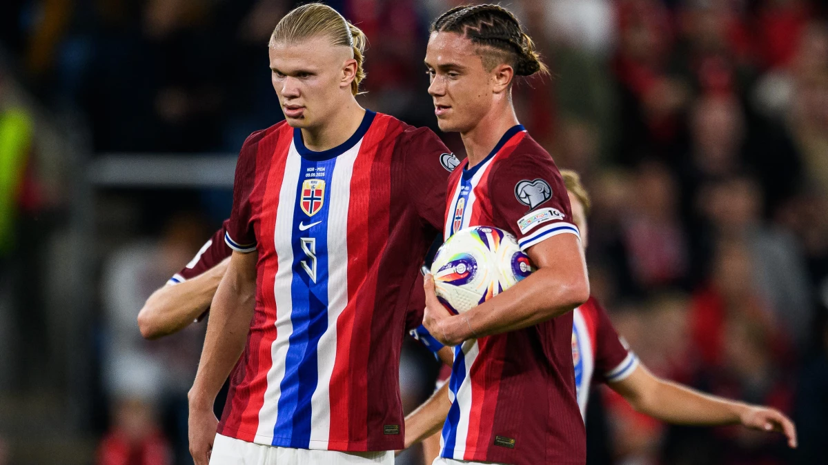 Haaland abraza a Thelo Aasgarrd. Entre los dos marcaron 9 goles a Moldavia en una tarde. foto: @uefa