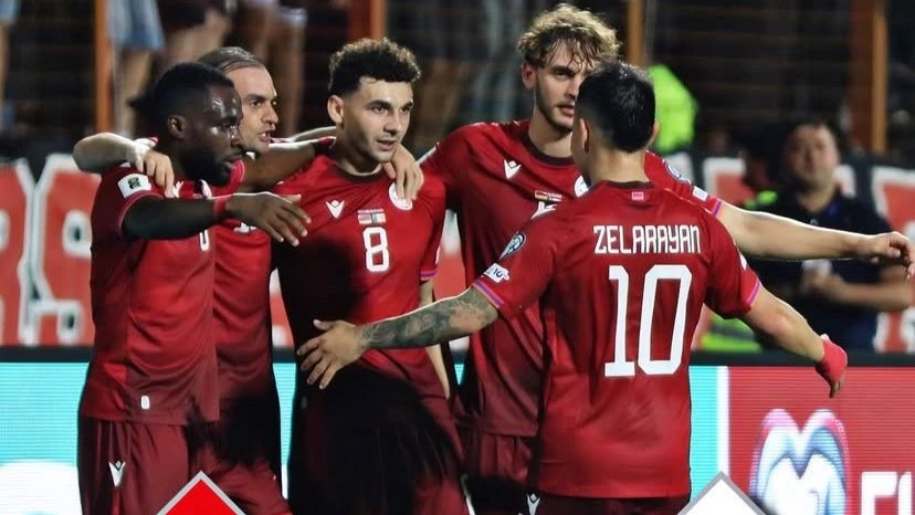 El cordobés Zelarayan se abraza con sus comapañeros armenios tra un gol ante irlanda. foto: @uefa