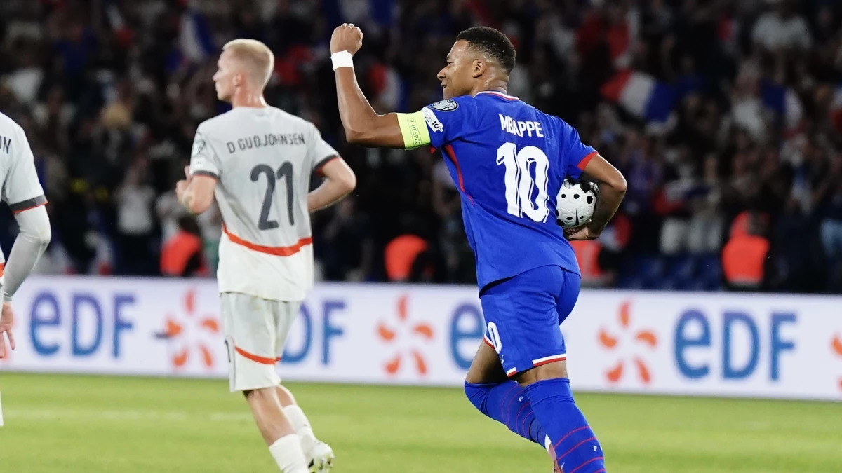 Mbappé festeja su gol de penal en la trabajosa victoria ante Islandia en París. foto: @uefa