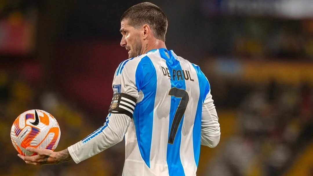 De Paul quedó como capitán después de la expulsión de Otamendi Foto: Prensa AFA.