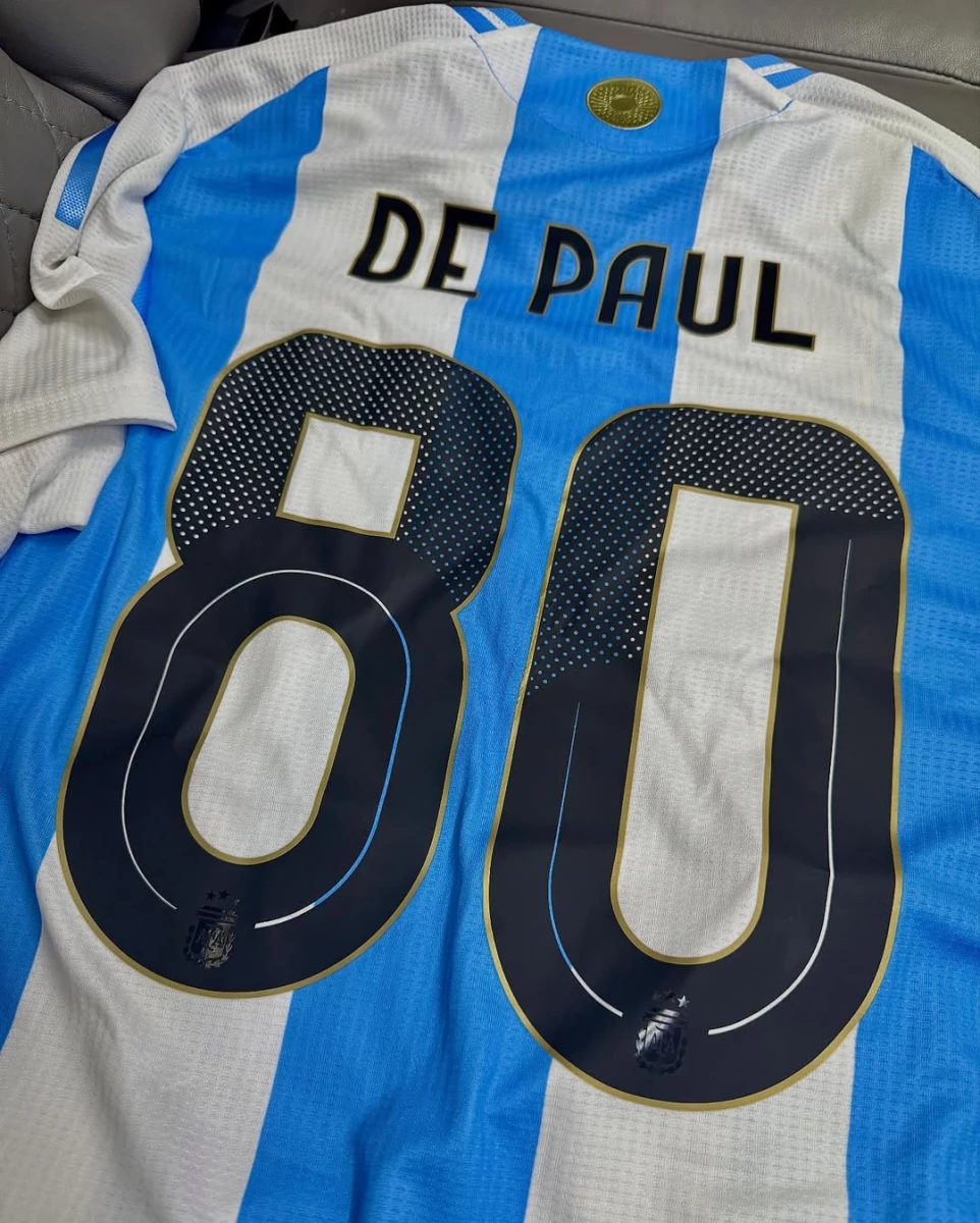 La camiseta que recibió De Paul por esta marca especial.