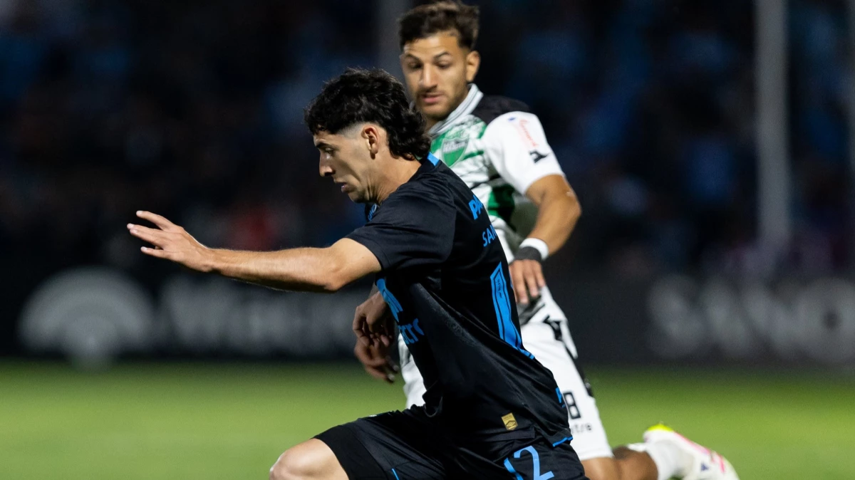 Ulises Sánchez escapa de la marca de Iacobellis | Foto X@Belgrano