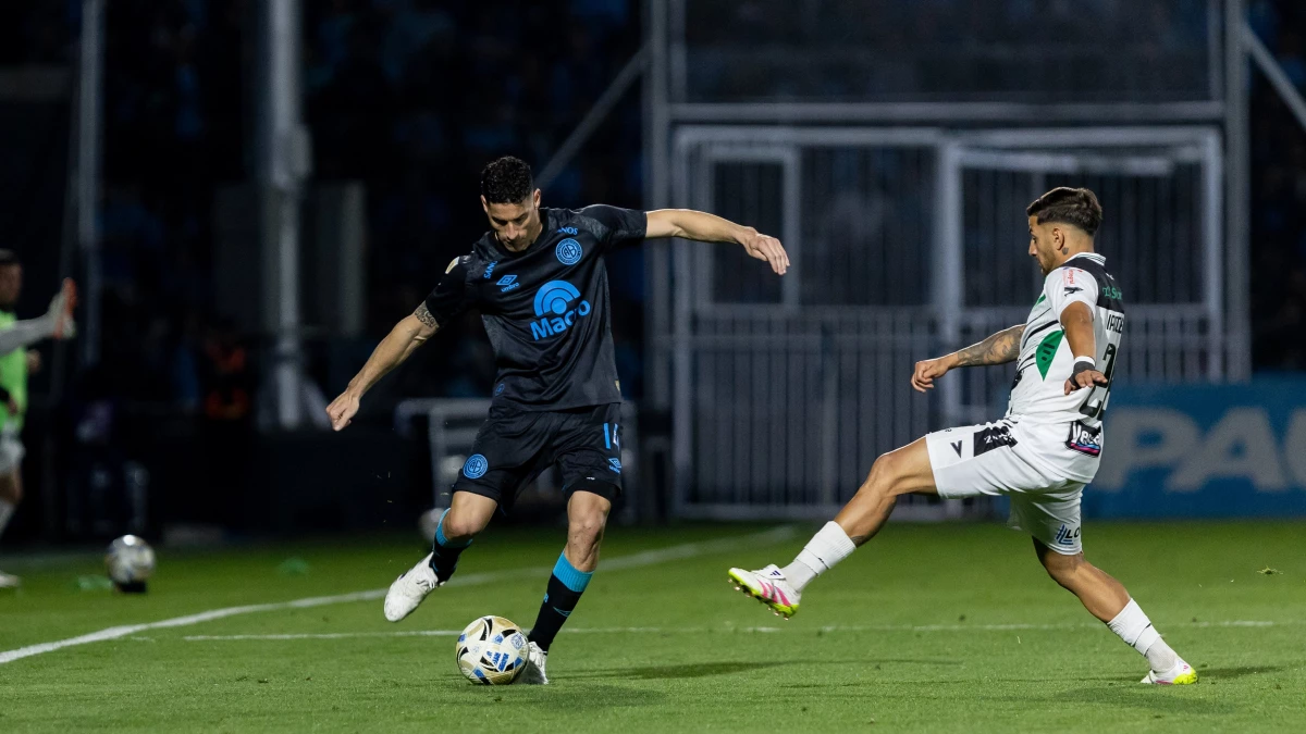 Leonardo Morales busca un compañero ante la presión de Marco Iacobellis | Foto X@Belgrano