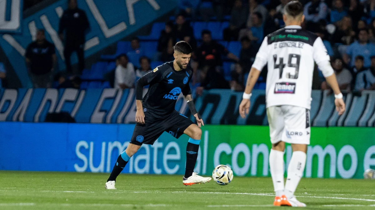 “Lichi” López sale del fondo. “Pulpo” González lo mira a lo lejos | Foto X@Belgrano