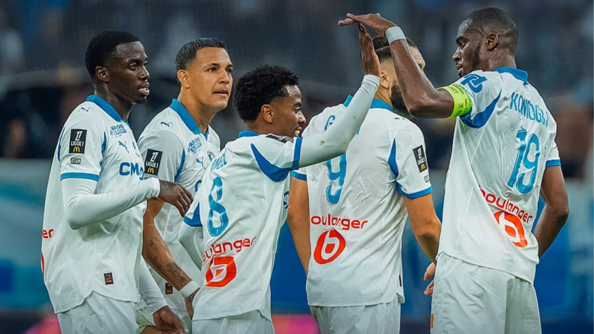 Facundo Medina se acerca a saludar a Angel Gomes por su gol. foto: @OM_Officiel