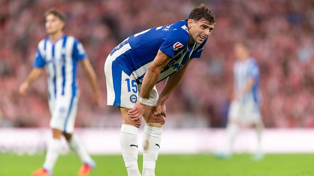 El ex River Plate Lucas Boyé se recupera en un instante de la victoria de Alavés en Bilbao. foto: @laliga.&nbsp;