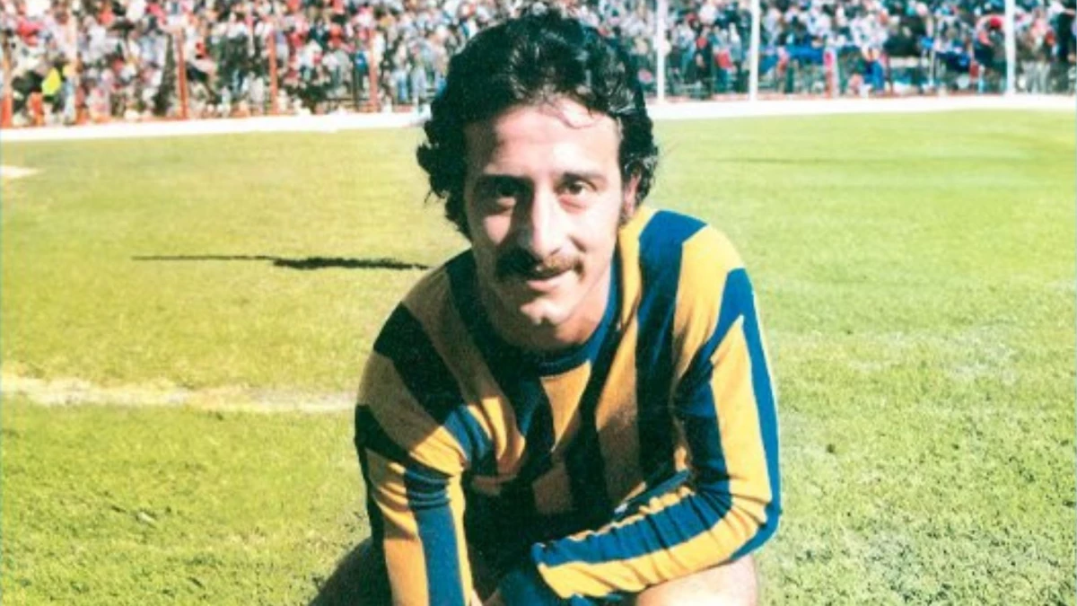 Foto: Aldo Poy con la única camiseta de clubes que utilizó en su carrera