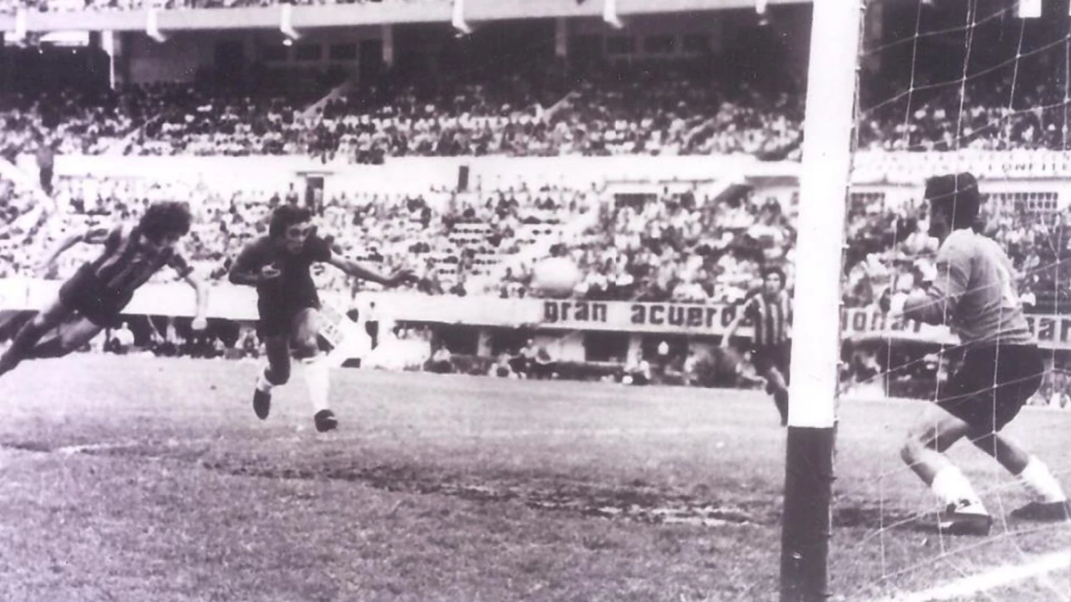 Foto: Archivo. La “eterna” palomita de Aldo Poy en aquel célebre 1-0 sobre Newells para definir un clásico y clasificar al Canalla a la final del Nacional 1971