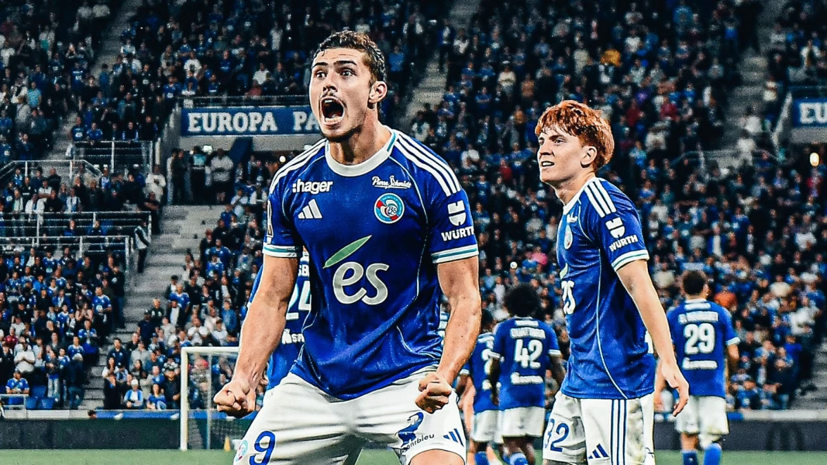 Joaquín y Barco, ex River Plate y Boca Juniors, festejando el gol de la victoria del Strasbourg.