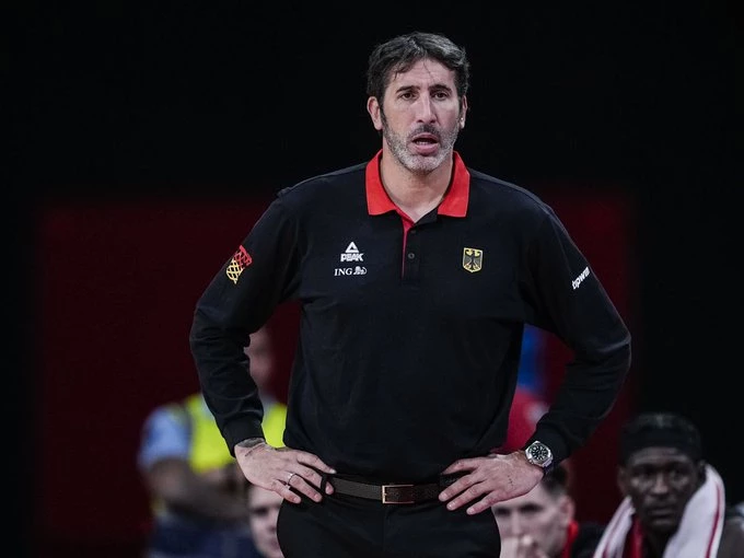 Foto:@FIBAEurope. El español Mumbrú repitió el logro de ser ganador del certamen continental como jugador y entrenador.&nbsp;
