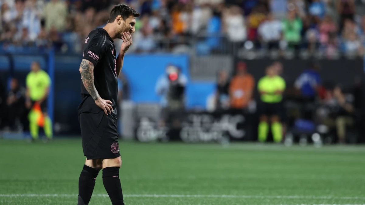Messi se lamenta el penal fallado en Chalotte. Tendrá revancha este martes.