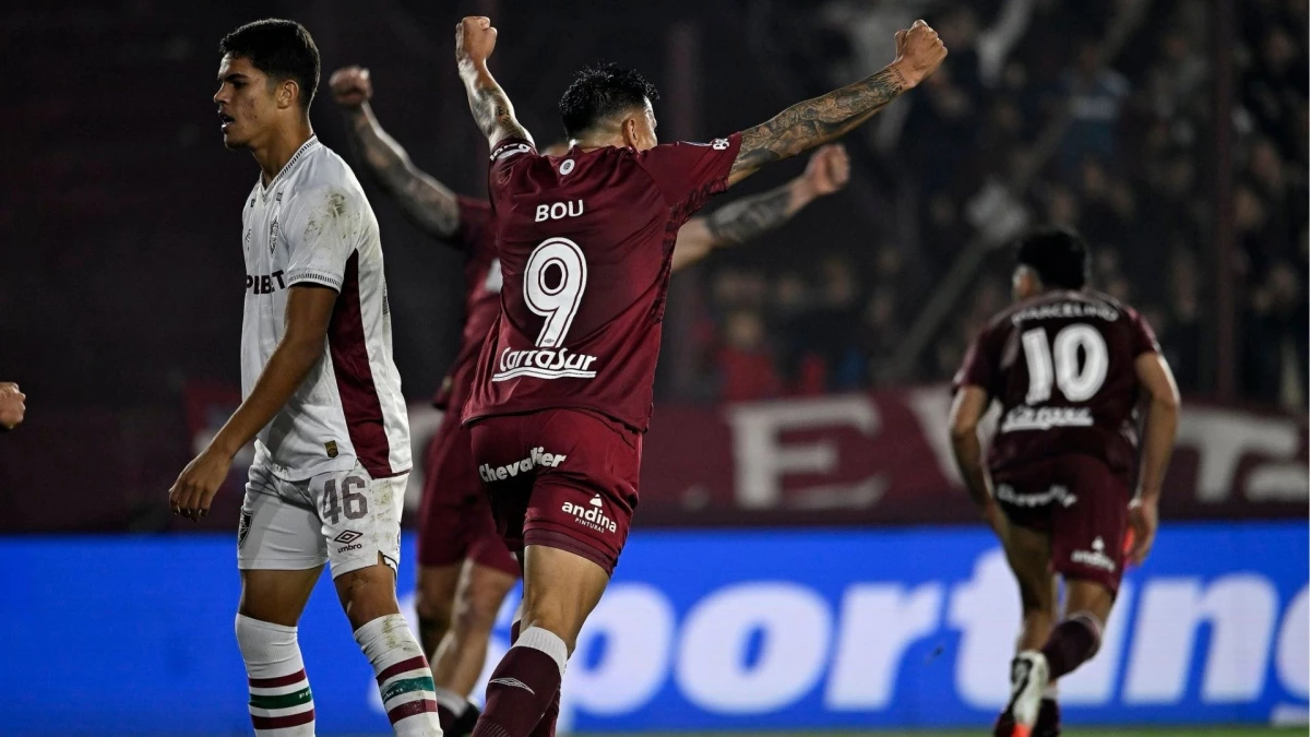 Foto: Walter Bou, con la 9, &nbsp;persigue en el festejo al autor del gol de la victoria “Granate”, Marcelino Moreno, con la 10.