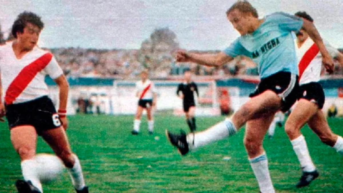 Loma Negra ante River Plate en la década del ochenta | Foto: Deporte Nacional