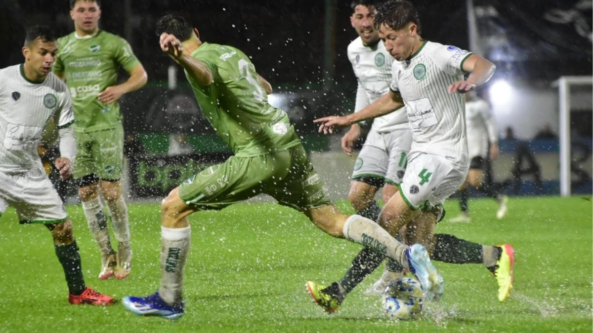 Foto:@casdcamioneros. Sobre la hora, Ituzaingó se quedó con la primera final del torneo de la Primera C ante Camioneros por 2-1
