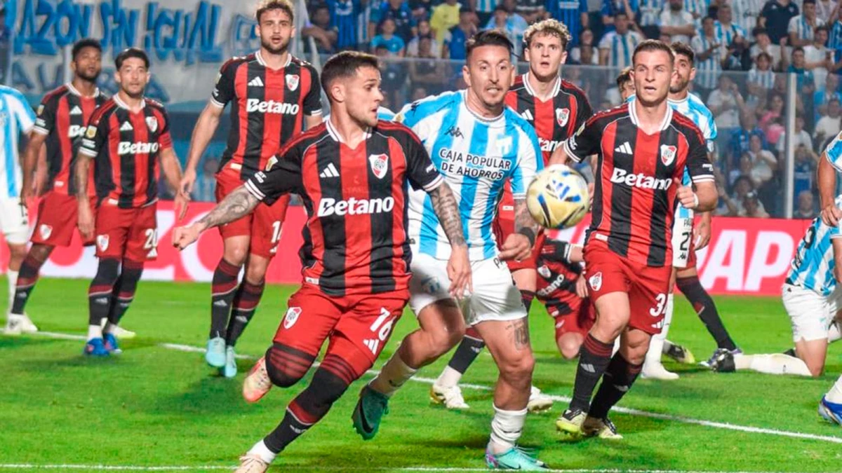 Foto:@ATOficial. A pesar de que la imagen muestra mayoría de jugadores de River, el local Atlético siempre se impuso en todos los sectores. Justa victoria del Decano
