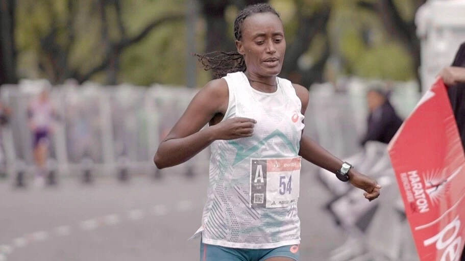 &nbsp;Elfinseh Demise Amare, de Etiopía. Foto: @maratondebuenosaires.