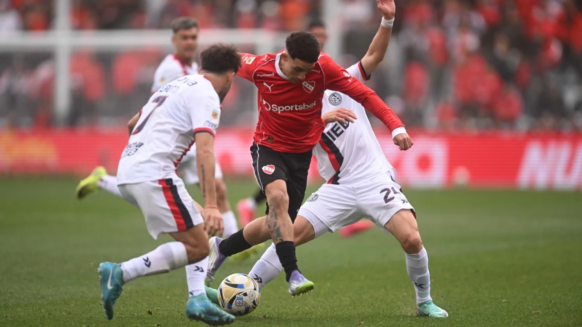 Montiel, marcado por Tripichio y Cerutti | Foto: Fernando Gens