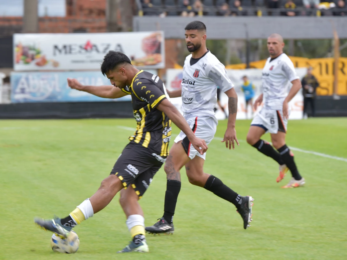 Foto:@Club_AlteBrown. Un ataque de Almirante Brown ante la marca rival. Ganó Defensores