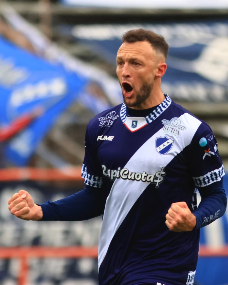 Foto:@ClubAlvaOficial. El festejo de Susvielles por el gol de Alvarado marcado en contra de su valla por Francisco Marco.&nbsp;