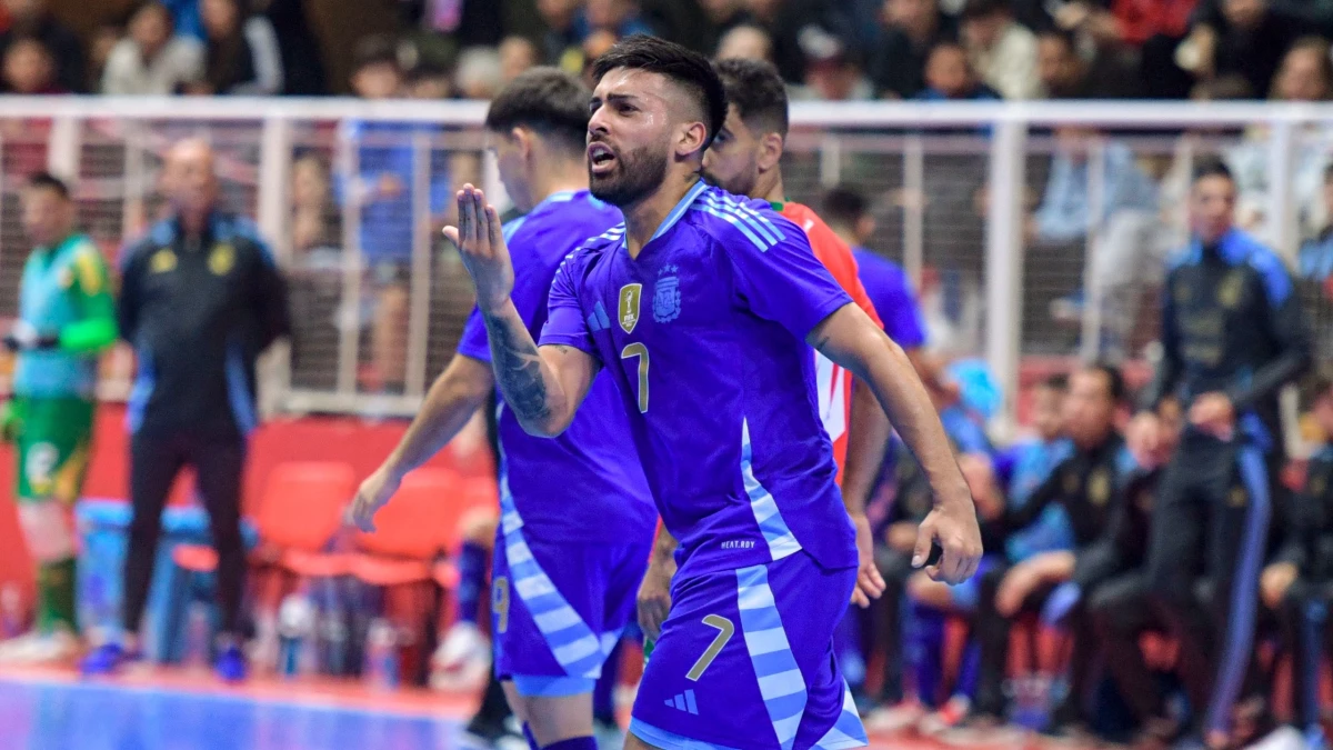Foto:Julián Alvarez. Arrieta ya convirtió el doble penal que significó el 2-0. Argentina fue campeón del triangular.&nbsp;