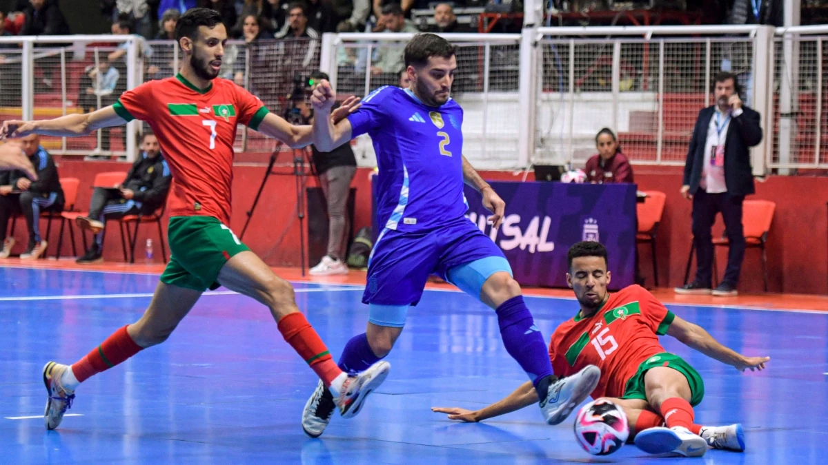 Foto: Julián Alvarez. En una acción de riesgo, Juan Pablo Cuello pierde el gol para los dirigidos por Lucuix