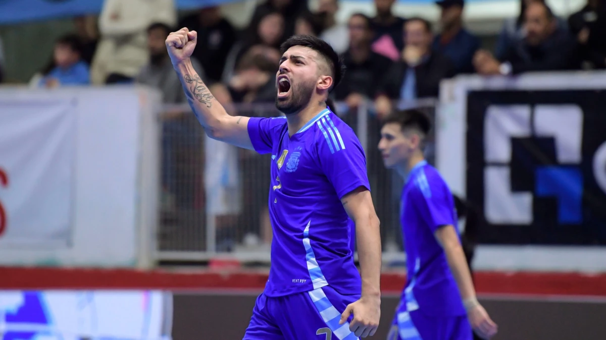 Foto:Julián Alvarez. El festejo de Kevin Arrieta en un Malvinas Argentinas colmado por público del Futsal