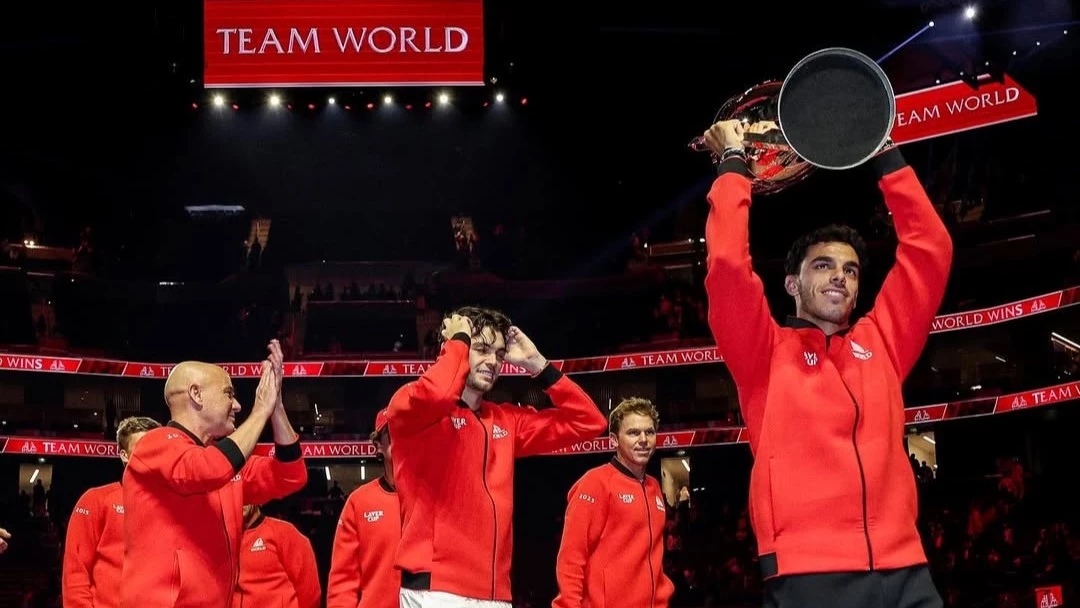 Fran Cerúndolo levanta el trofeo de la Laver Cup escoltado por Agassi y sus compañeros. Foto: @atptour