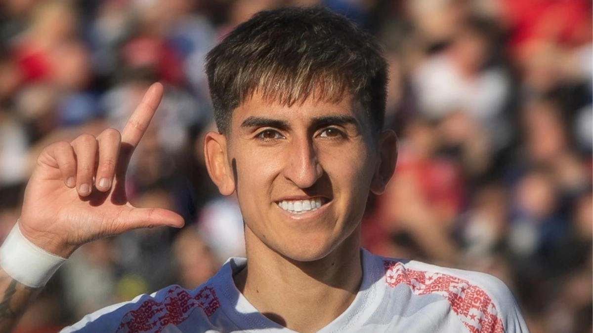 Foto: Alan Lescano con la camiseta de Argentinos y la cabeza en Boca.