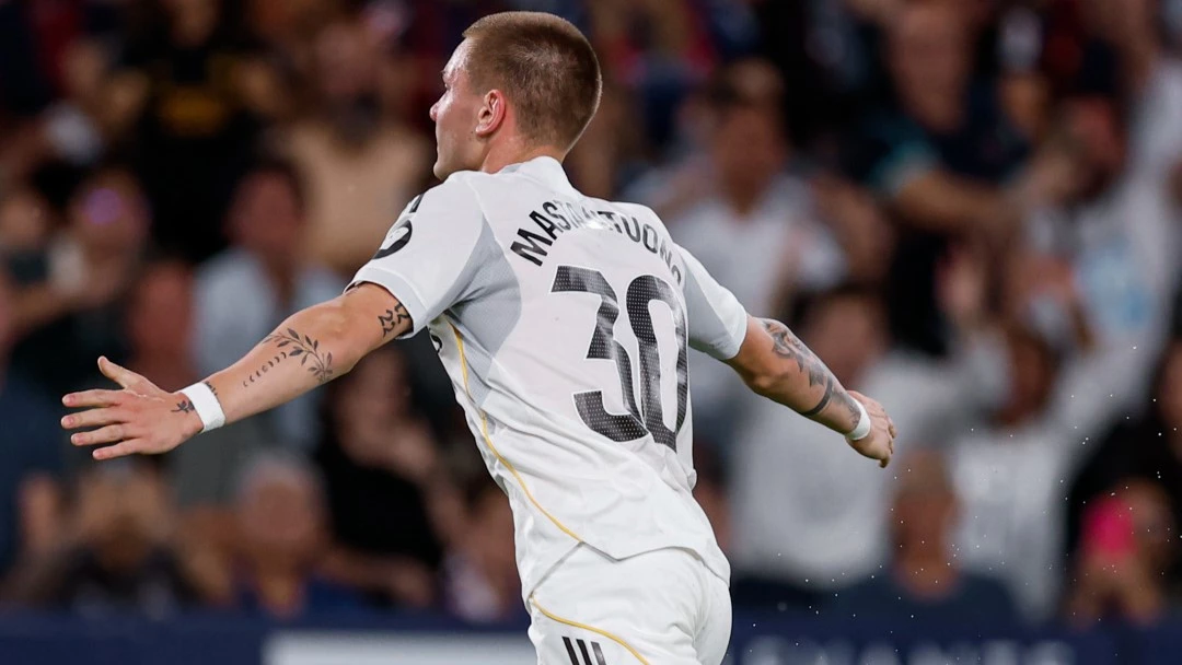 Mastantuono se dirige a laa gradas para festejar su gol. foto: @laliga.