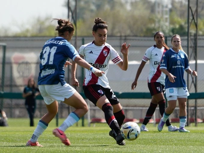 Foto:@RiverPlateFem En el River Camp de Ezeiza, el local River y Racing empataron sin goles