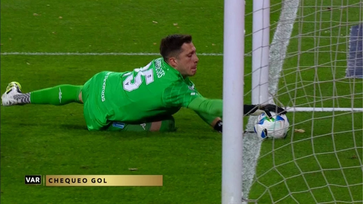 Foto: Facundo Cambeses aprieta el balón contra la línea de gol.