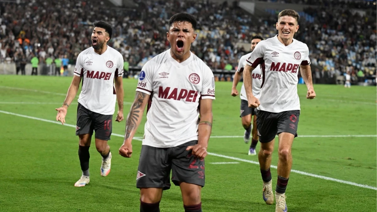 Foto: Dylan Aquino celebra su golazo, el de la clasificación de Lanús a semifinales de Copa Sudamericana, junto a sus compañeros Marcelino Moreno, que lo asistió, y Sasha Marcich.
