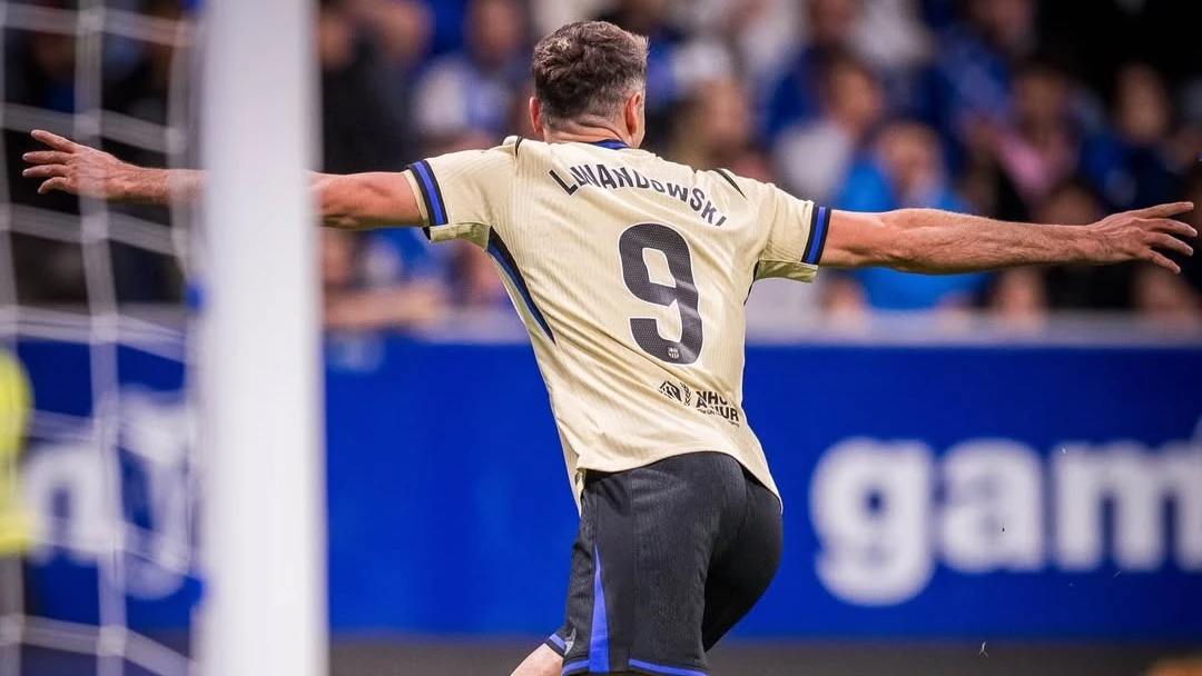 El inoxidable goleador polaco festeja un nuevo gol suyo en el Barsa. foto: @laliga.