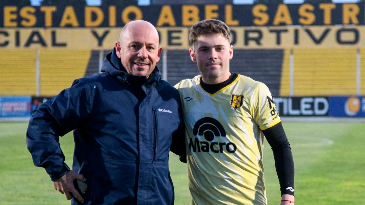 Ricardo Sastre, con su hijo, en el Estadio Abel Sastre de la ciudad Chubutense | Foto: X @ric_sastre