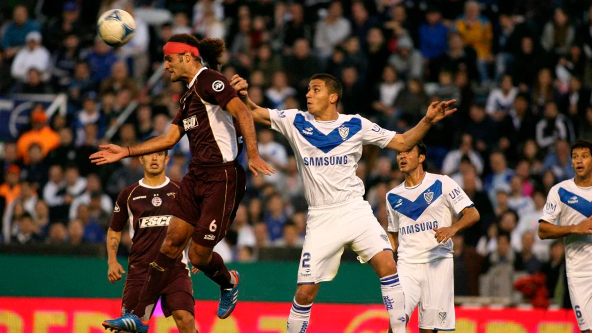 Oswaldo Vizcarrondo en acción con la camiseta de Lanús. Foto: Archivo El Gráfico.
