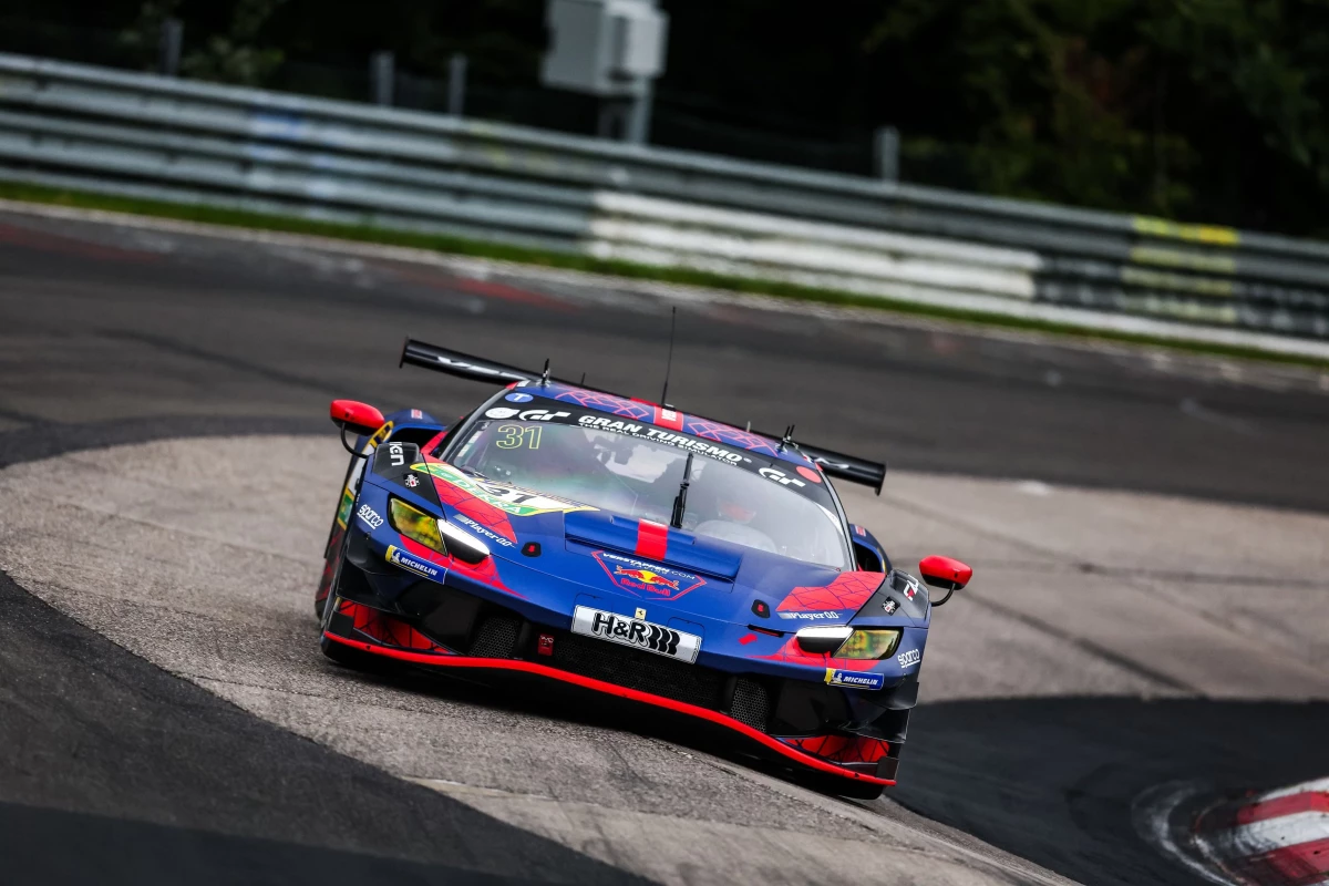 Foto:Prensa NLS. Max Verstappen, con una Ferrari 296 GT3, ganó en Alemania por la división Nurburgring Langstrecken Series
