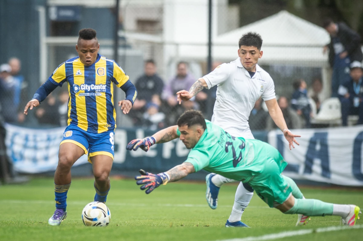 Foto:@RosarioCentral. El colombiano Campaz busca gambetear la salida de Insfrán. Ganó Central por 3-0 y continúa invicto
