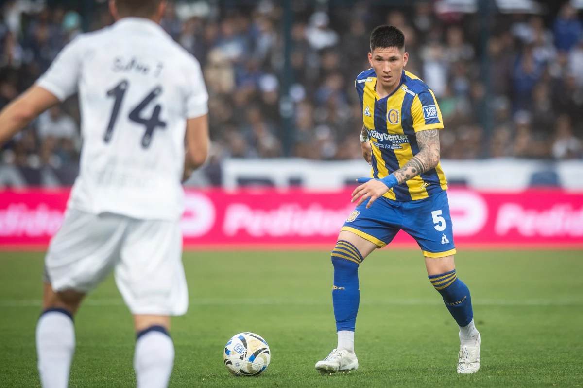 Foto:@RosarioCentral. Franco Ibarra, una de las figuras del Canalla, maneja la pelota
