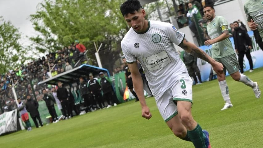 Foto:@casdcamioneros. El defensor Mirko Coronel fue el autor de uno de los goles del triunfo de Camioneros, que subió a la B Metro