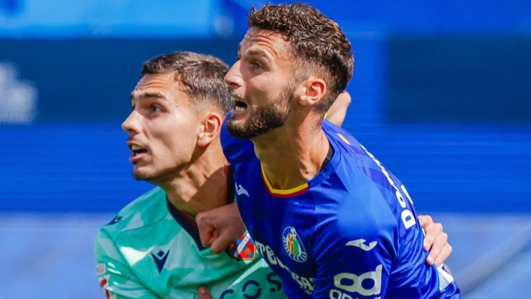 El argentino Matías Moreno marca un rival en el empate de Levante ante Getafe. foto: @laliga.